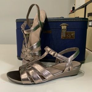 Clarks Abigail Daisy T-Strap Leather Sandal in Metallic Multi. 8.5